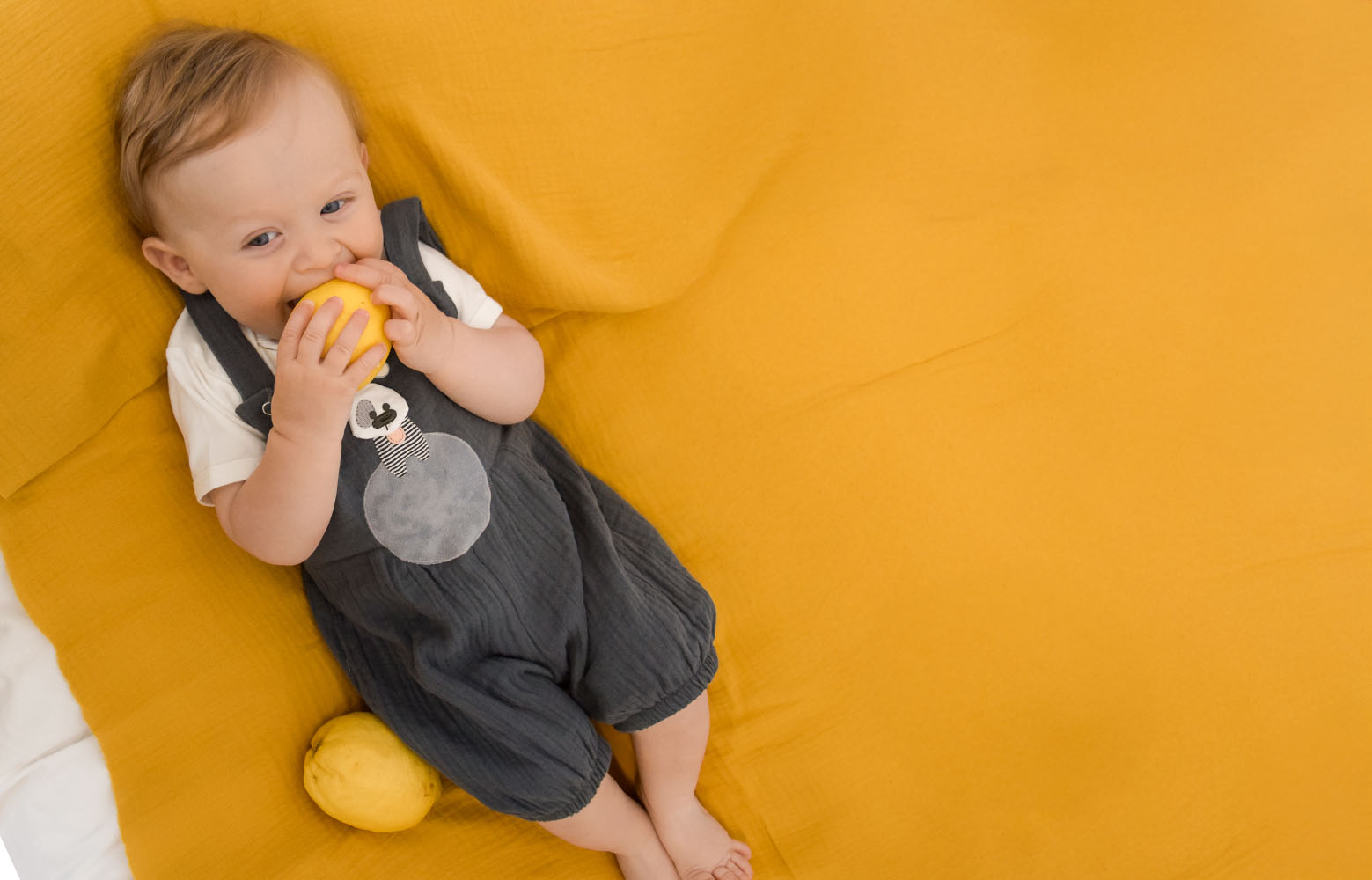 Baby in Kinderkleidung Musselin