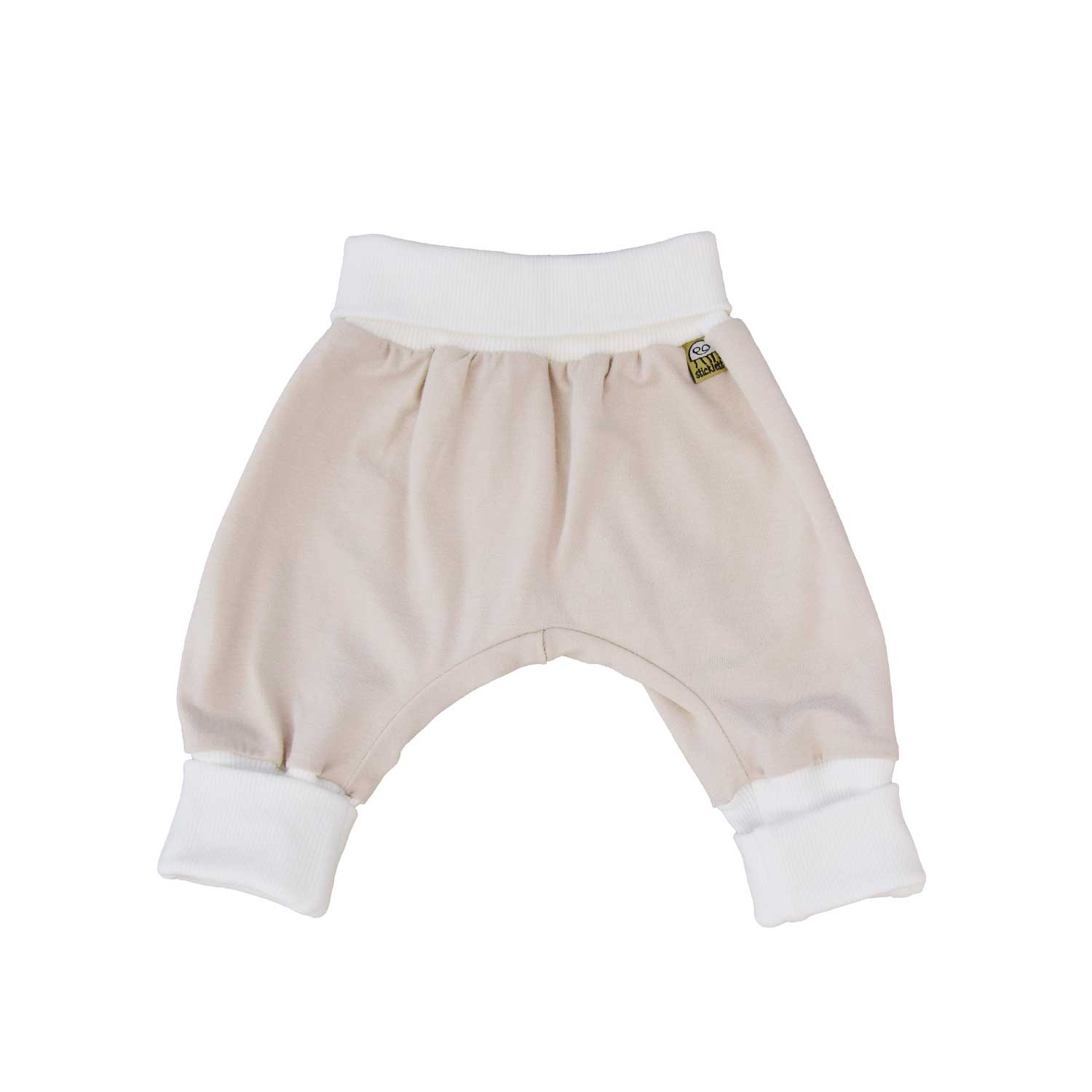 Bambus Baby Outfit , weich, pflegeleicht und besonders hautfreundlich. Beige Babyhose mit weichem Komfortbund – bequem, hautfreundlich & ideal für Alltag oder als Geschenk zur Geburt.