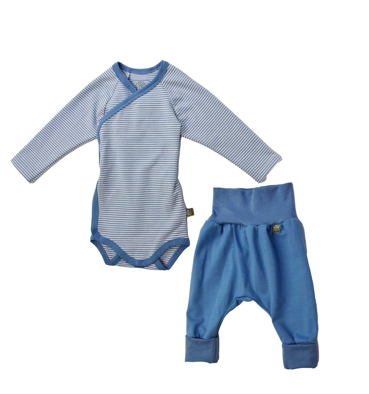 Zweiteiliges Babyset aus Baumwolle – Wickelbody & Hose mit viel Komfort. Schöne Geschenkidee für Neugeborene & junge Eltern.