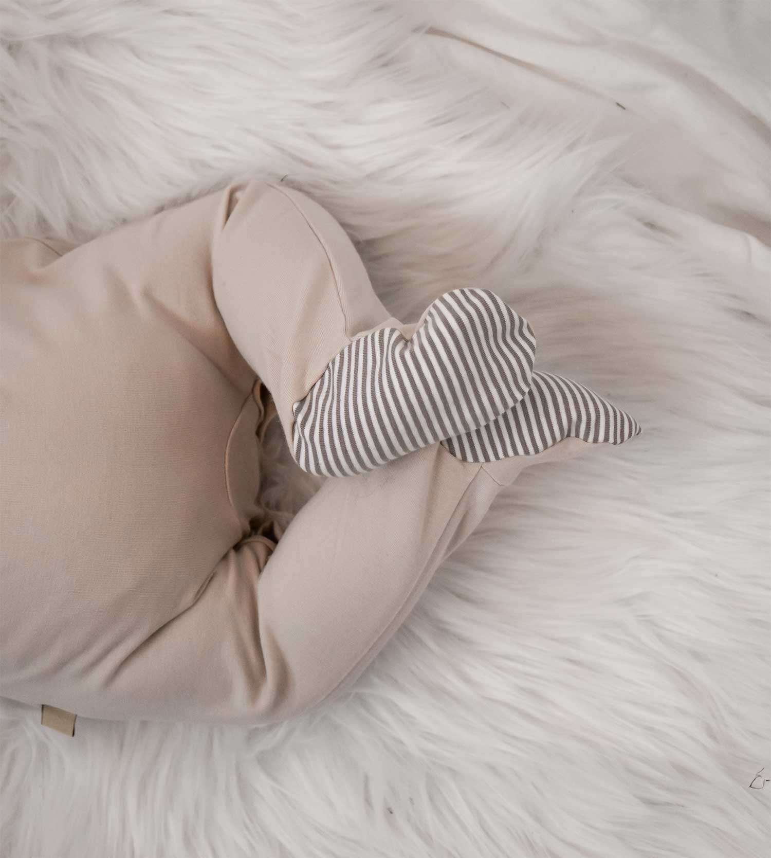 Mitwachsender Bio-Strampler mit verstellbaren Trägern – weich & bequem für Neugeborene