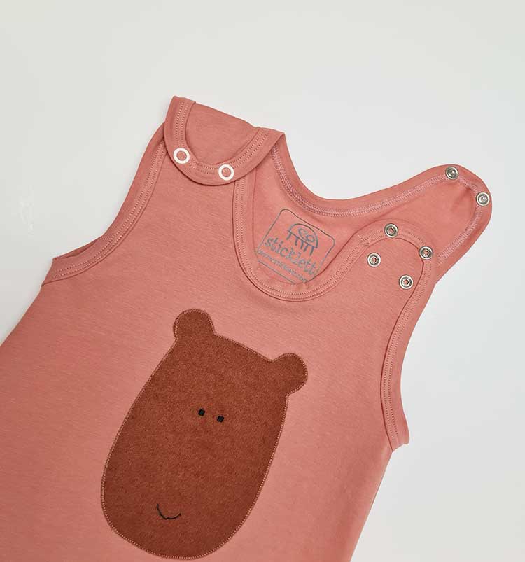 Baby Strampler mit Träger und Fuß mitwachsend in coralle