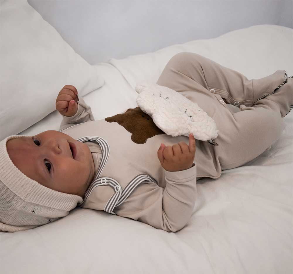 Baby Strampler aus Bio-Stoff mit praktischer Wickelöffnung – hergestellt in der EU