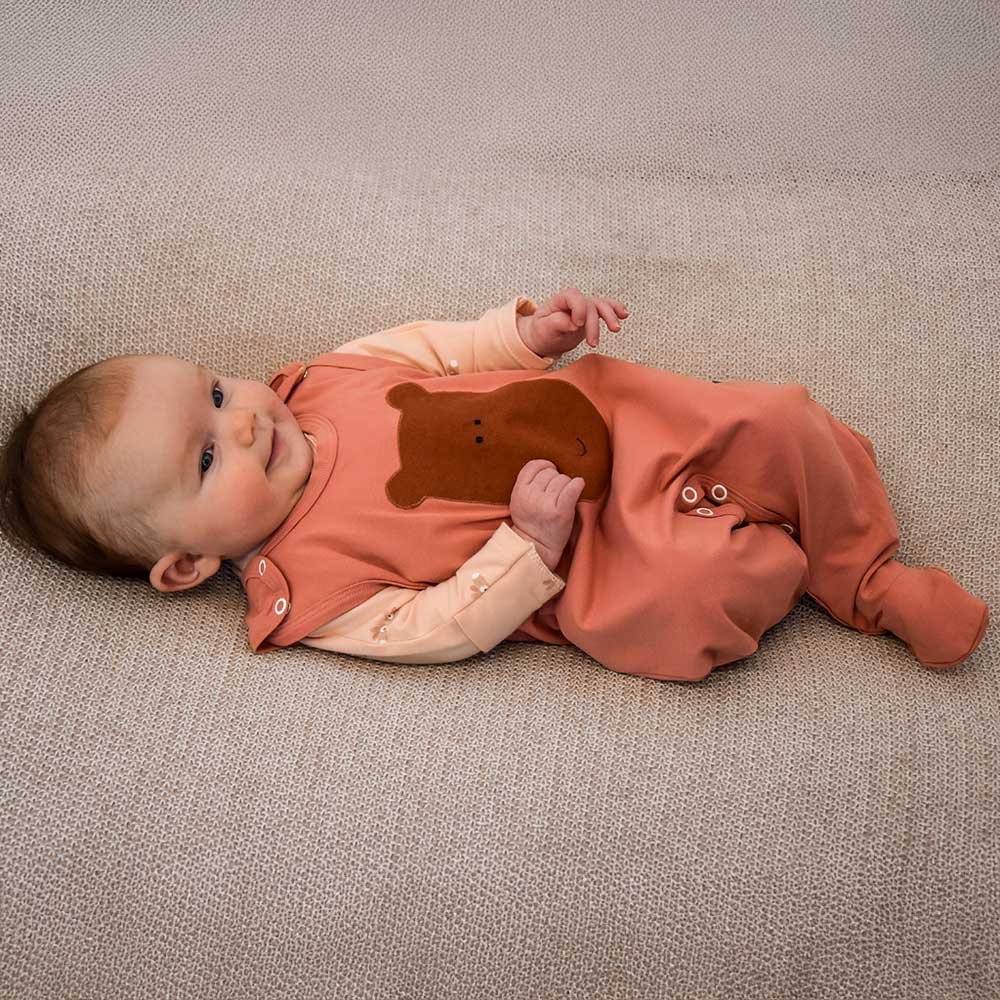 Baby-Strampler in Apricot – weich, bequem & ideal für den Alltag
