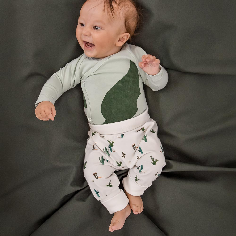 2-teiliges Babyset mit Wickelbody & Mitwachshose – weich & alltagstauglich