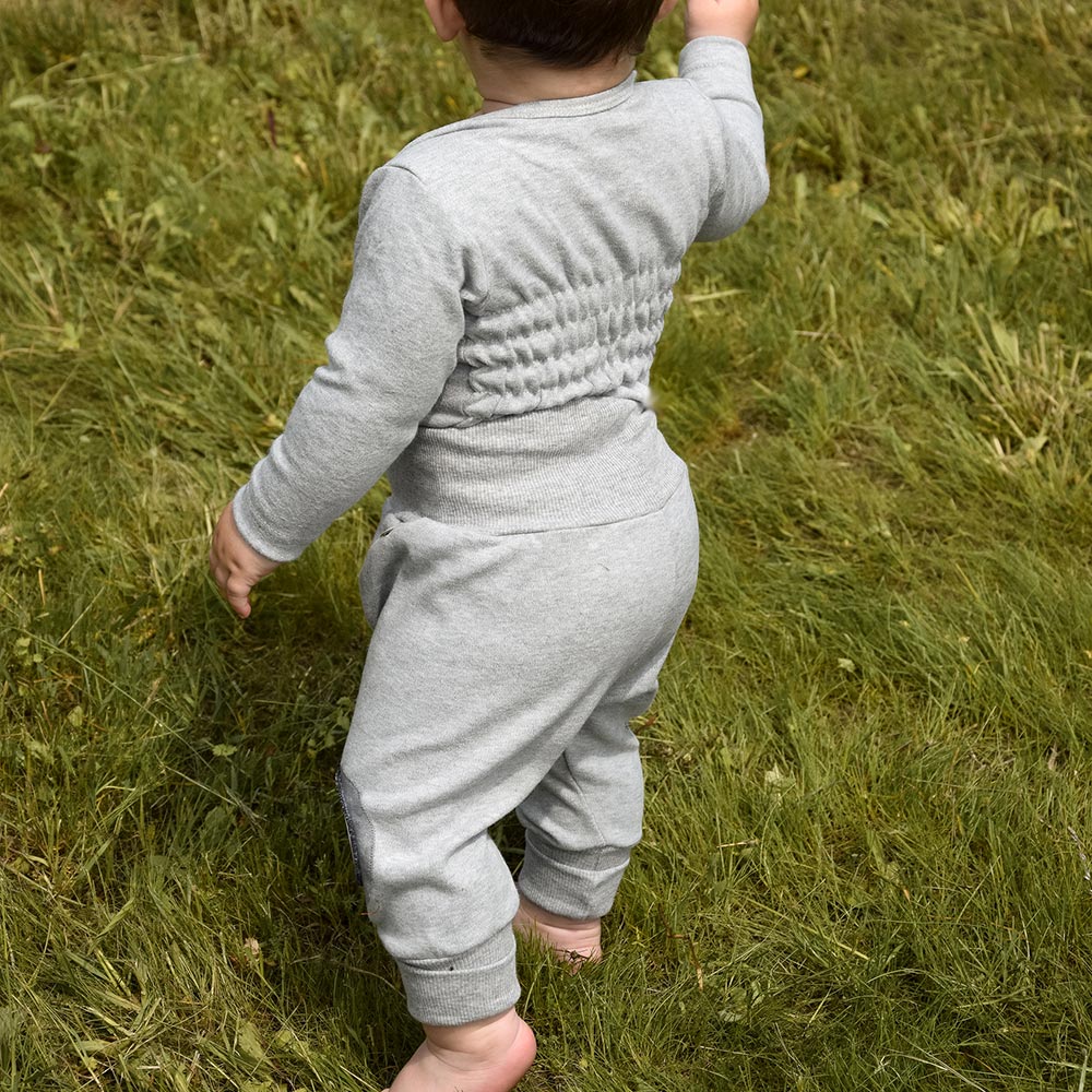 Grauer Langarmbody für Babys – vielseitig & bereit für MARY Sensor