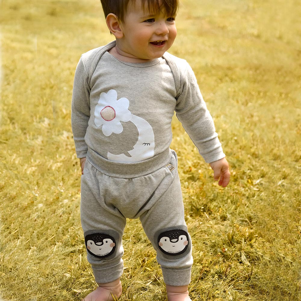 Baby Langarmbody grau – schlichtes Geschenk zur Geburt oder Babyparty