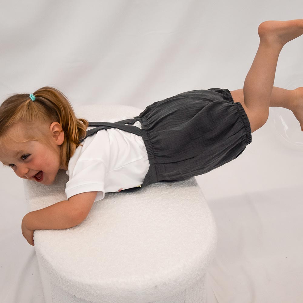 Baby Latzhose aus Musselin – atmungsaktiv, bequem & tolles Geschenk für Kindergeburtstage