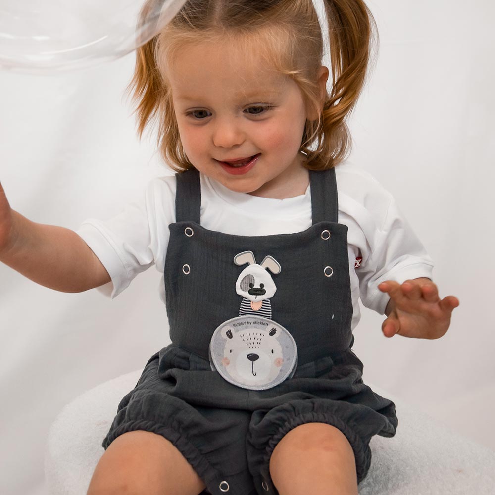 Latzhose für Babys – aus Musselin, mit Halt für Zubehör wie Wärmekissen & rubby Pads