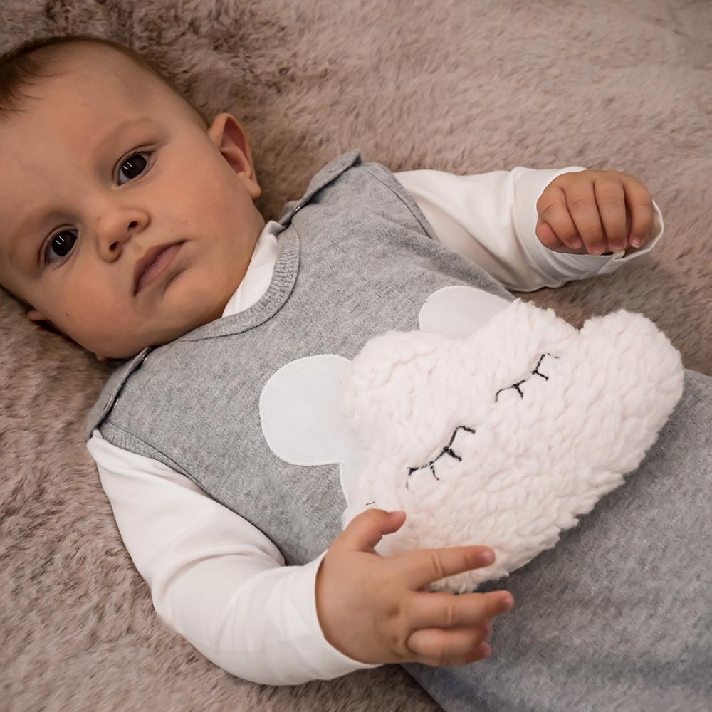 Wickel-Schlafanzug für Babys – schützt, wärmt & unterstützt dank KUDDLY und MARY, Kuddly das perfekte nicht verrutschende Wärmekissen für Babys das an der Kleidung haftet