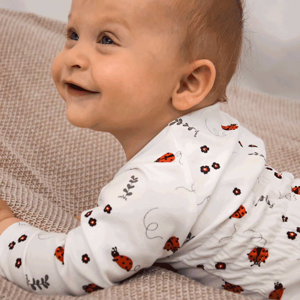 Wickel-Schlafanzug aus Bio-Baumwolle – atmungsaktiv & perfekt zur Babyshower verschenken in Marienkäfer Look