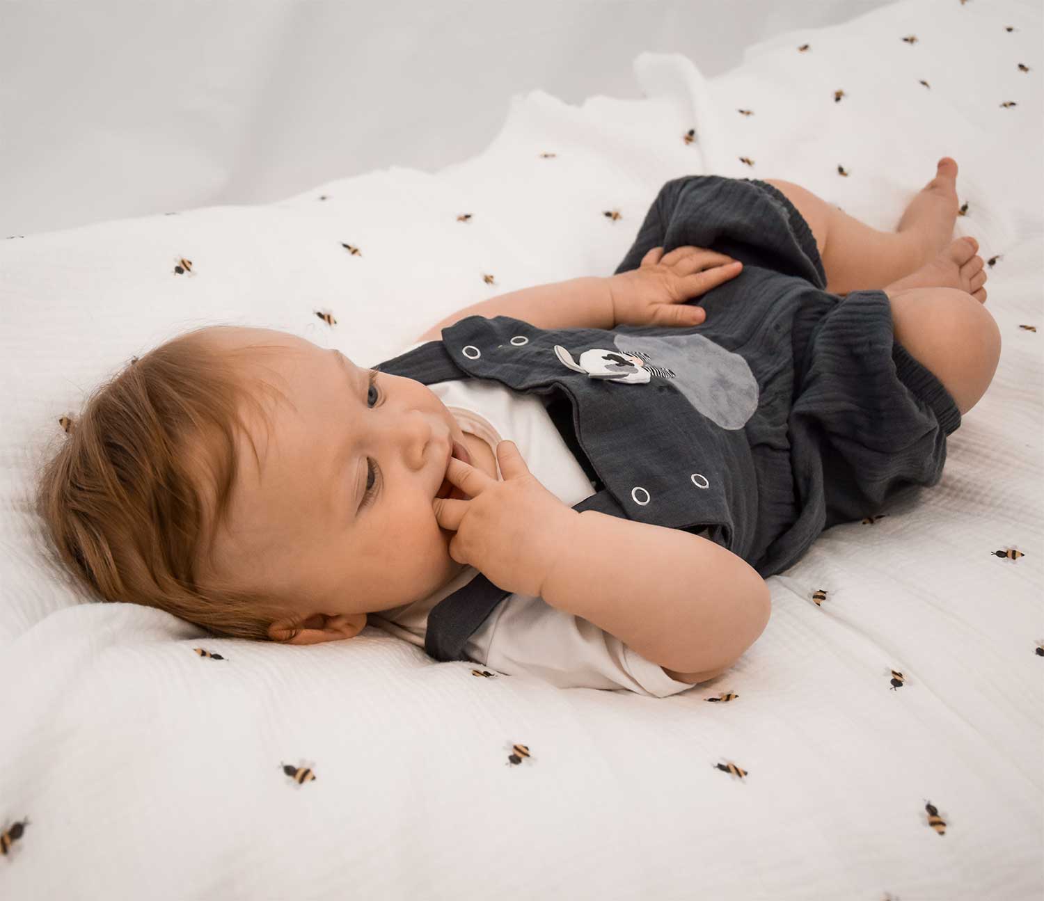 Musselin Latzhose – idealer Sommerstoff für aktive Babys & Kleinkinder, rubby- & wärmekissentauglich ideale kombi für luftdurchlässige kindermode