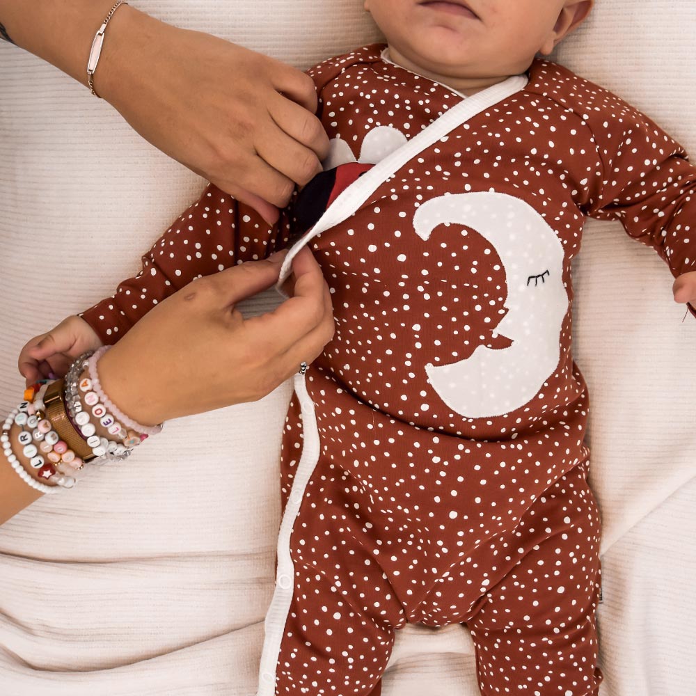 Schlafanzug für Neugeborene – mit MARY Sensoröffnung & Platz für KUDDLY Wärmekissen