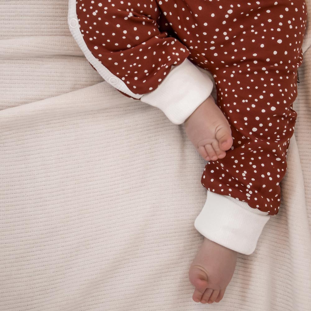 Babykleidung mit Funktion – Wickel-Schlafanzug für Technik & Komfort mitwachsend über mehrere Monate tragbar