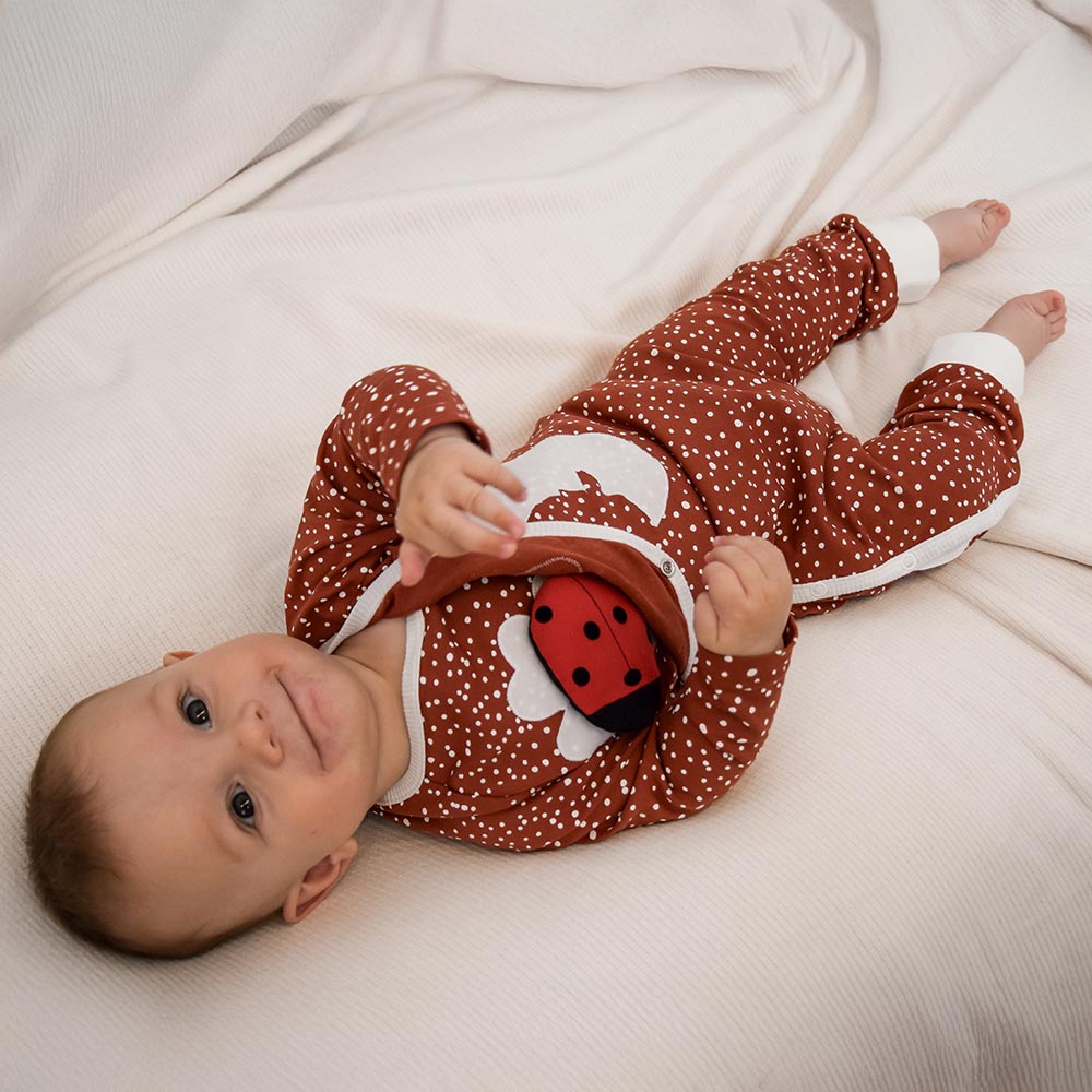 Wickelpyjama mit sensorfreundlichem Design – ideal für MARY-Anwendung