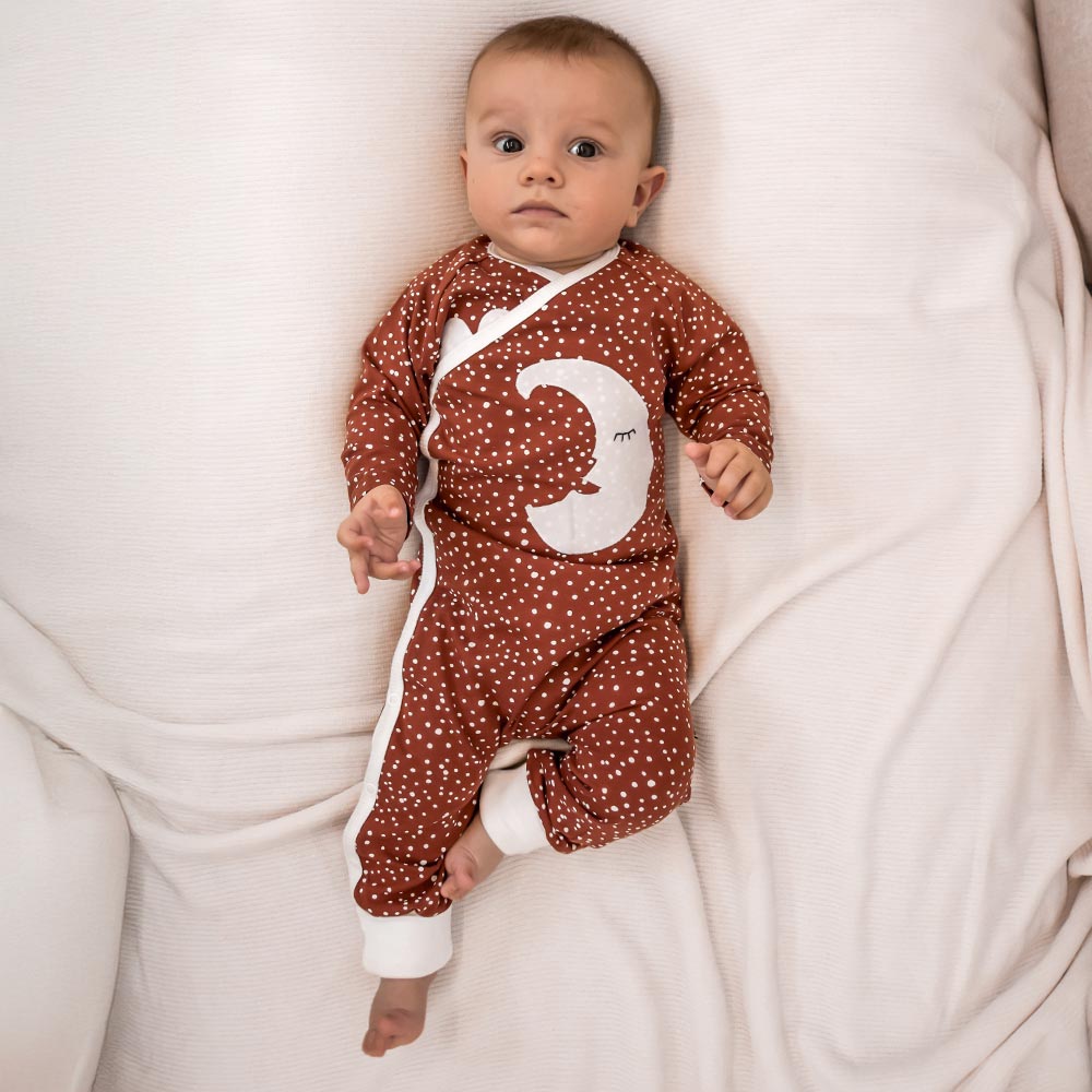 Geschenkidee für neue Eltern – Wickelpyjama mit Funktion für MARY & KUDDLY