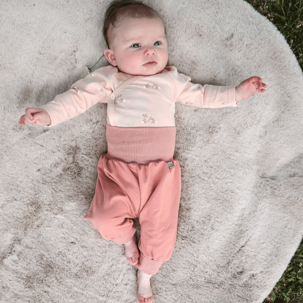 2-teiliges Babyset mit Wickelbody und Hose – bequem & mitwachsend