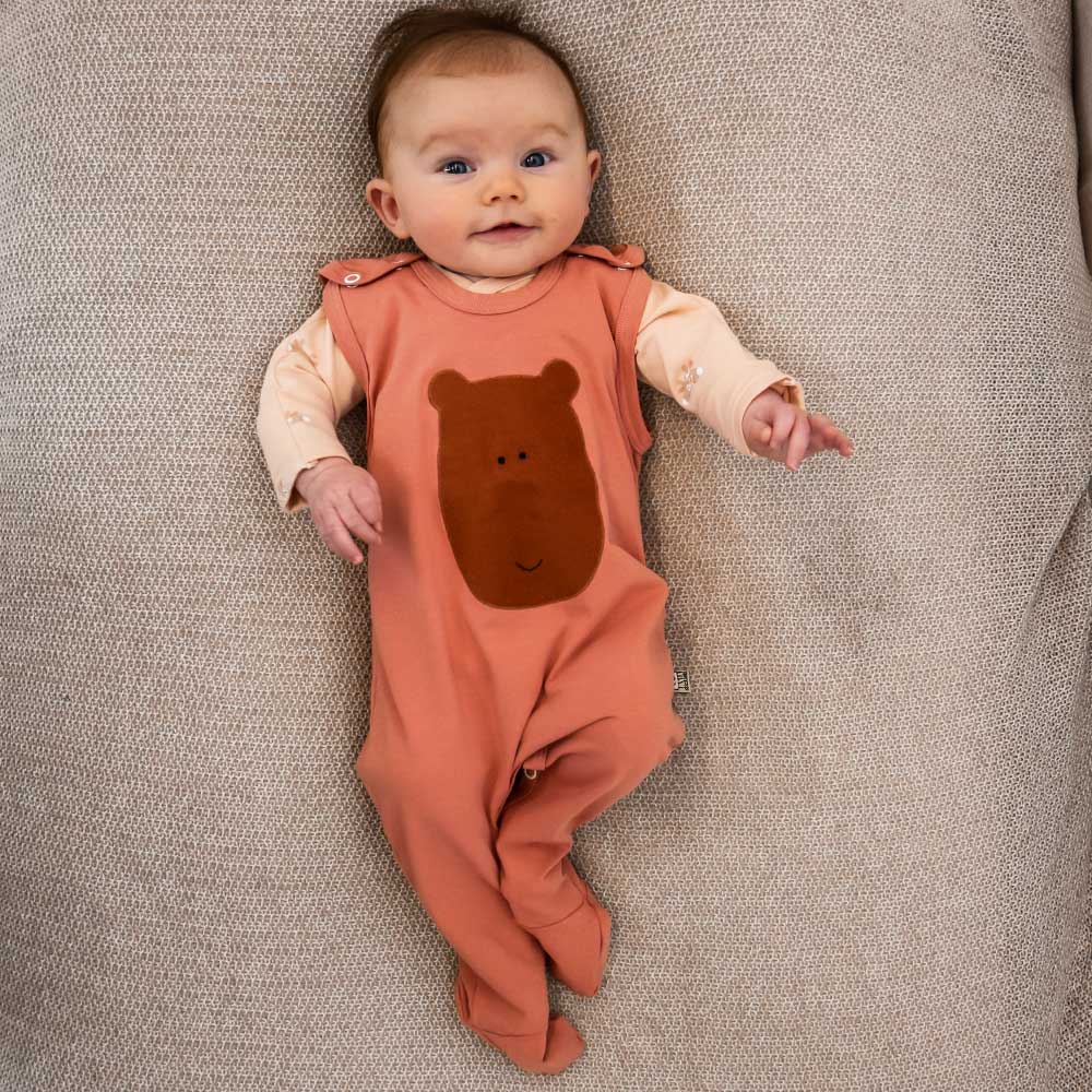 Baby-Erstausstattung – Strampler in Apricot mit hohem Tragekomfort