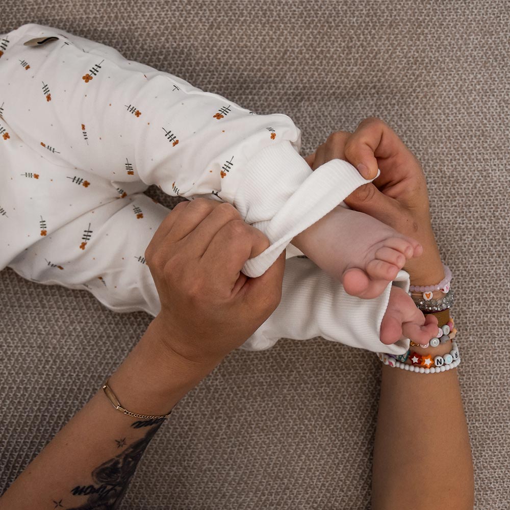 Wickel-Schlafanzug für Babys – weich, hochwertig & kompatibel mit MARY by sticklett, mitwachsende Baby Kleidung