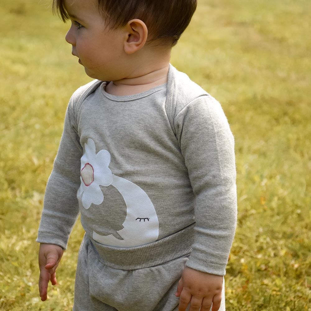 Grauer Babybody langarm – mit Platz für MARY by sticklett Sensor