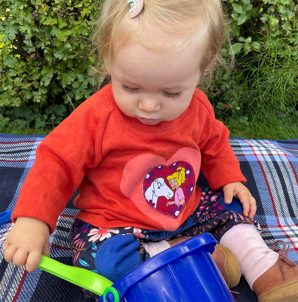 Baby T-Shirt langarm mit Herz und Lochstickerei | sticklett Online Store.