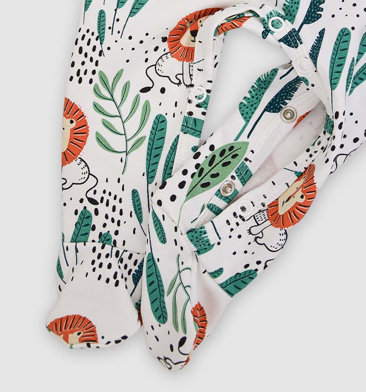 Babystrampler mit Füßchen und Wickelöffnung, in naturweiß mit Löwenprint