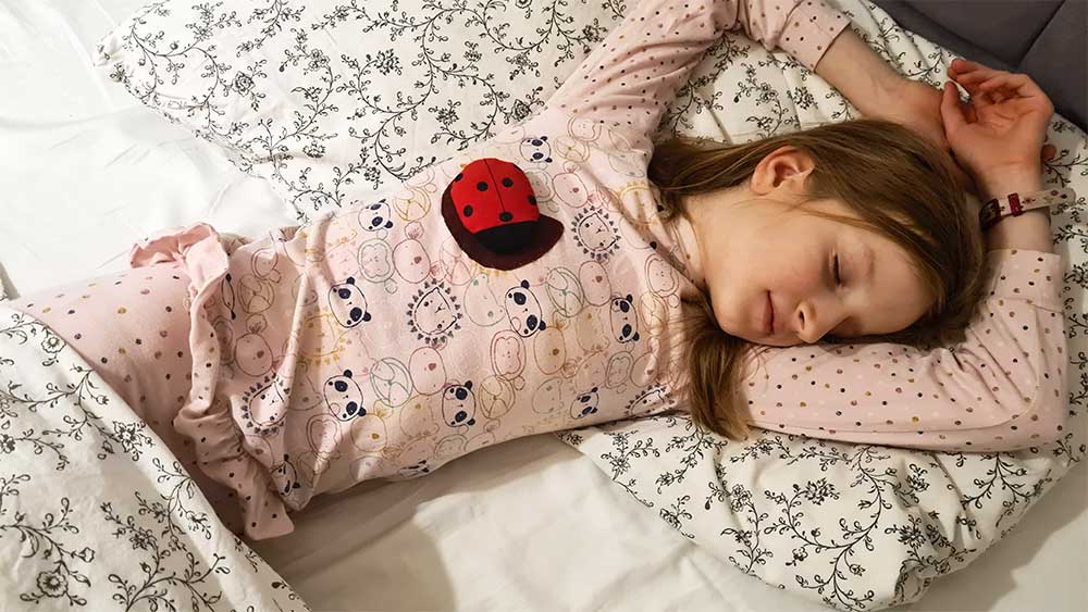 Madchen Pyjama mit lustigen Bären-Motiven und Rüschen | sticklett Online Store.