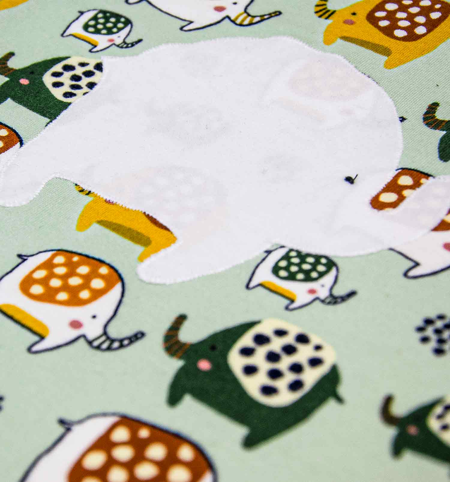 Baby-Strampler in mint mit Elefanten | sticklett Online Store.