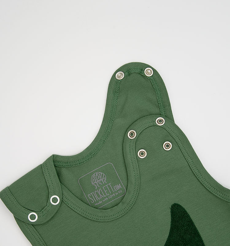 Mitwachsender Strampler mit verlängerbaren Trägern