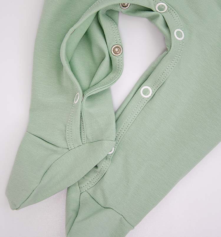 Strampler mit Fuß und Wickelöffnung, nickelfreie Druckknöpfe