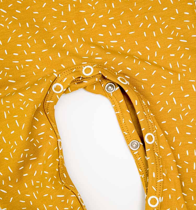 Baby Strampler mit Wickelöffnung am Bein