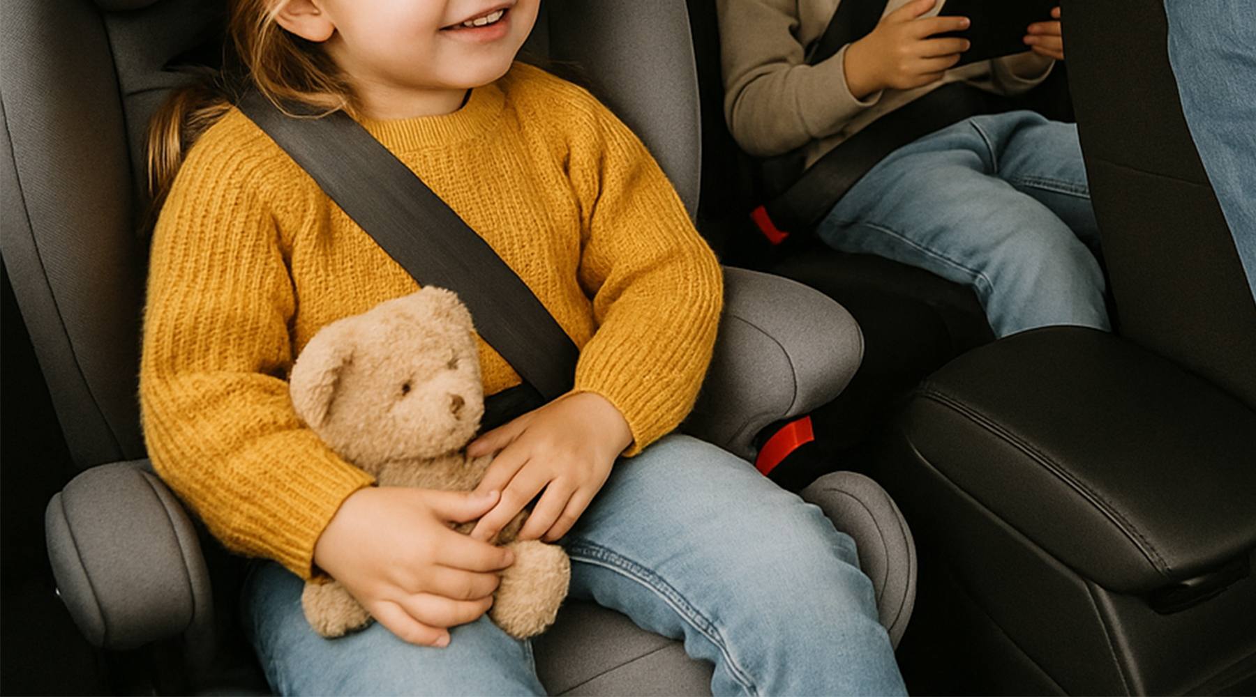 Autofahrt mit Baby im Sommer bei warmen Temperaturen