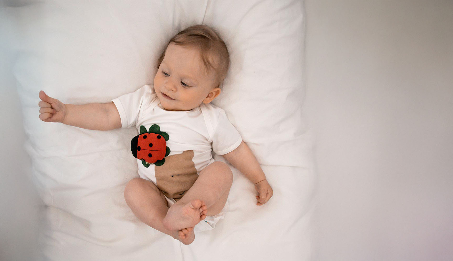 Baby liegt mit MARY by sticklett im Bett