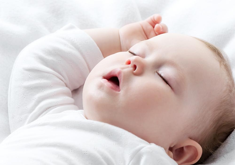 Wie schläft mein Baby sicher im Bett?