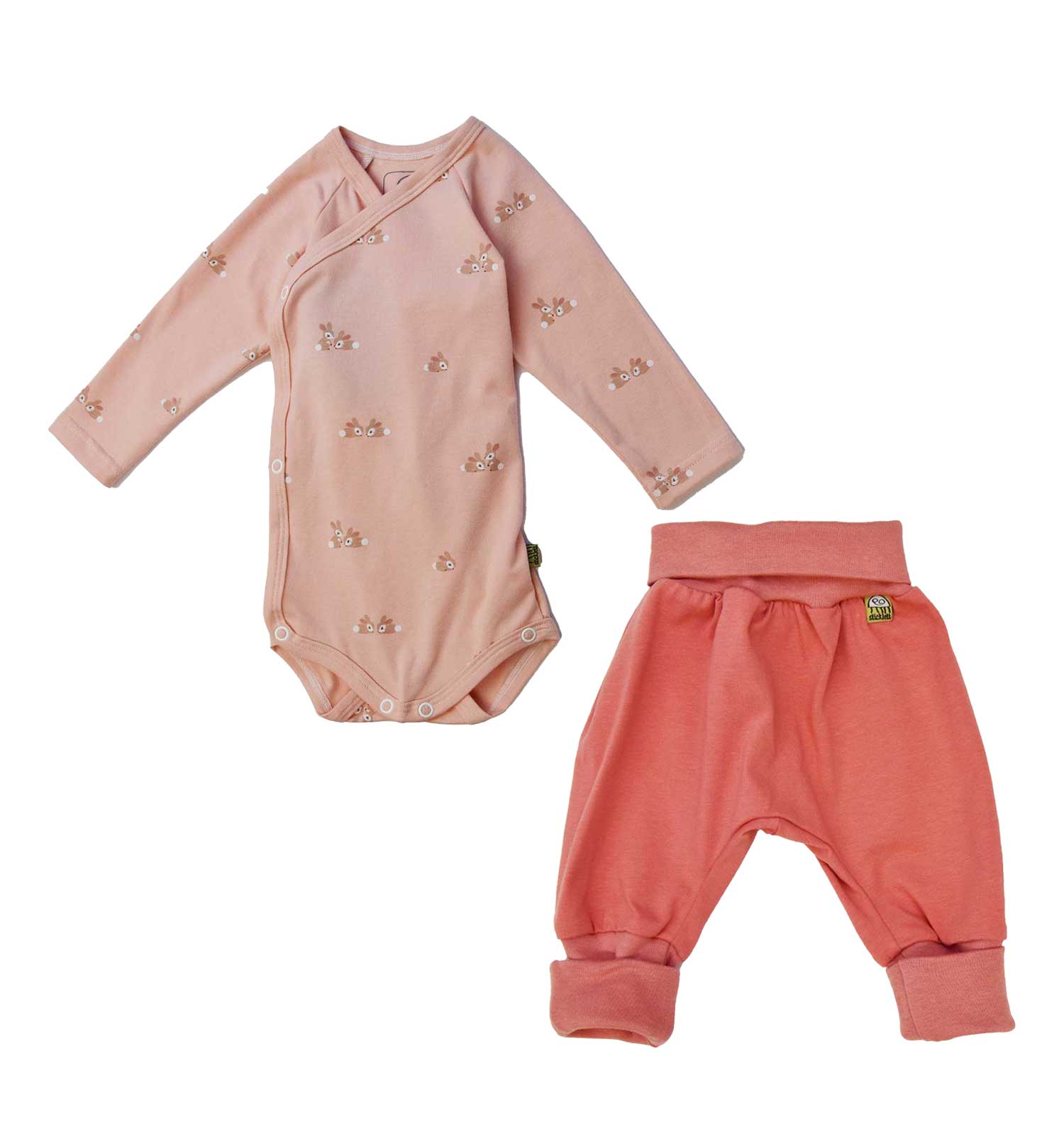 Baby-Zweiteiler mit Wickelbody für MARY by sticklett & Hose mit Umstülpbund – wärmt, schützt & bietet Platz für Windeln In der Farbe Rosa Peach mit Hasen Motiven