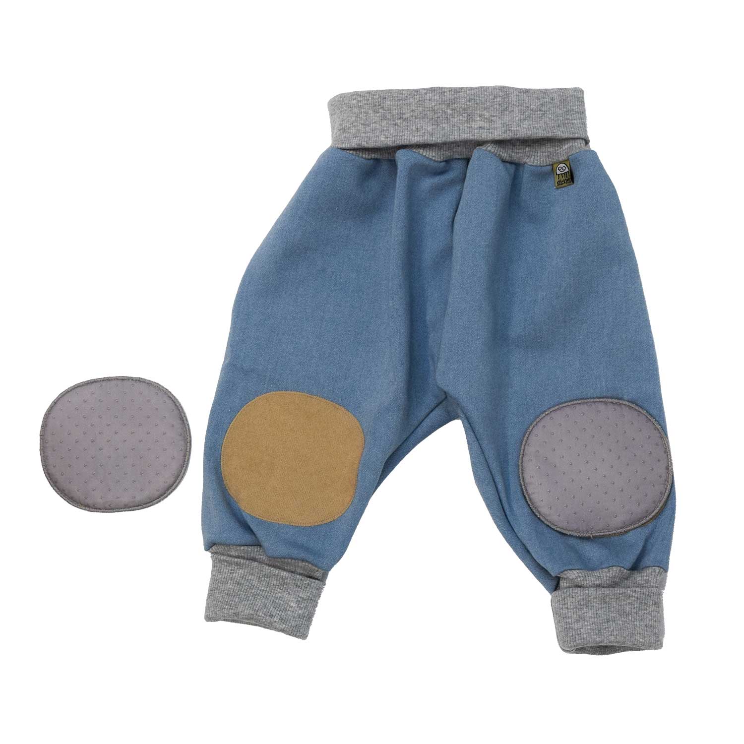 Hellblaue weiche Baby Hose die ideal ist damit man Krabbeln lernt, da Babys mithilfe der Knieschonern eine weiche Auflage haben 
