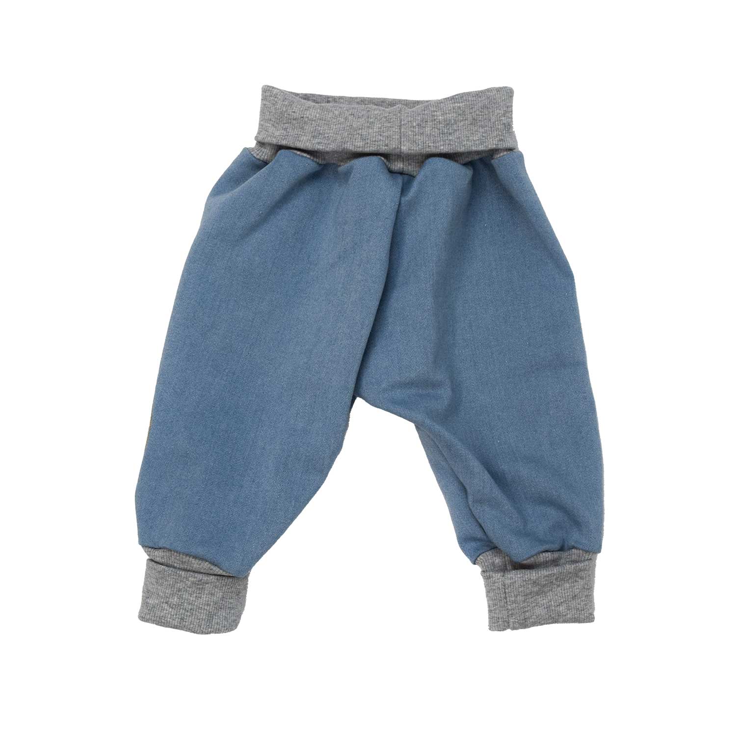 Rückseite einer weichen Krabbelhose die mitwächst und angenehm für die Haut ist da Sie aus BIO Materialien besteht 