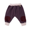 Mauve Färbige Krabbelhose aus Regionaler Produktion mit hohen Bund zum mitwachsen, hoher Tragekomfort und viel Platz für die Windeln ideal damit nichts verrutscht beim Krabbeln lernen 
