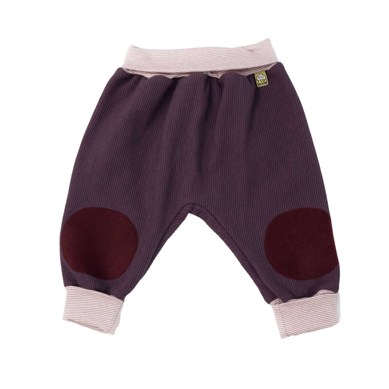 Mauve Färbige Krabbelhose aus Regionaler Produktion mit hohen Bund zum mitwachsen, hoher Tragekomfort und viel Platz für die Windeln ideal damit nichts verrutscht beim Krabbeln lernen 