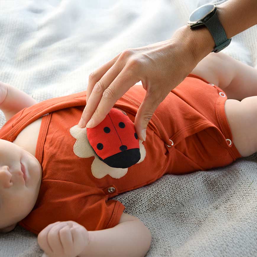 Baby Wickelbody in kräftigem Rot – weich, funktional & kompatibel mit dem MARY Sensor