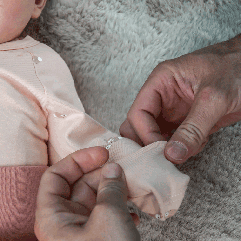 Bio-Zweiteiler für Babys – Wickelbody & Hose mit Umschlagbund perfekt als kratzschutz für babys geeignet 

