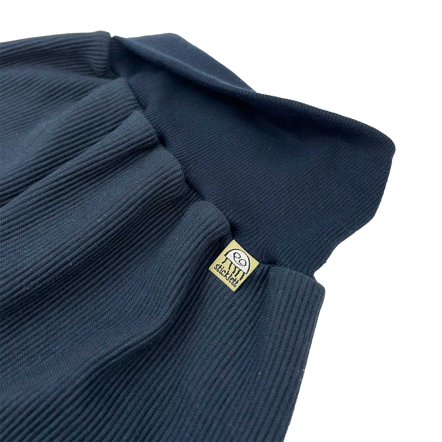 Dunkelblaue Krabbelhose aus Regionaler Produktion mit hohen Bund zum mitwachsen, hoher Tragekomfort und viel Platz für die Windeln ideal damit nichts verrutscht beim Krabbeln lernen 