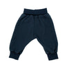 Rückseite einer Marine Blauen Hose mit hohen Trage Komfort ideal zum Mitwachsen für Babys 