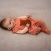 Newborn-Outfit in neutralem Apricot – für Jungen & Mädchen geeignet