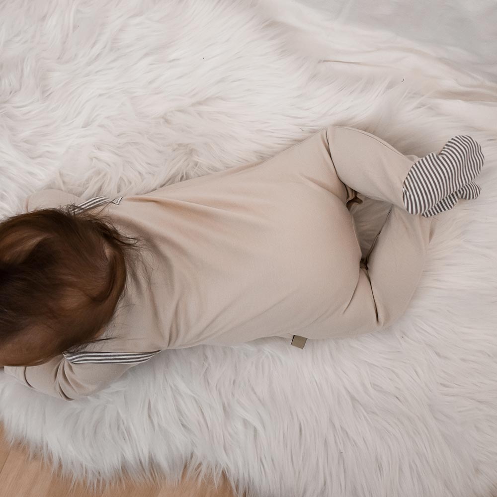 Strampler in Beige – wächst mit & sitzt immer bequem