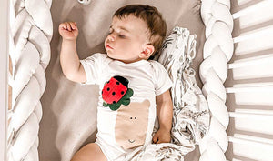 Ein Marienkäfer Held am Schlafanzug als smartes Babyphone mit Körpertemperatur und Atemwächter - Baby Wearable