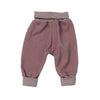 Rückseite einer weichen Baby Hose aus Cord Stoff in der Farbe Hellrosa mit mitwachsenden Bund 