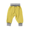 Rückseite einer hellgelben/grauen Baby Hose mit verstellbaren Hosenbeinen und Bund ideal zum mitwachsen des Babys