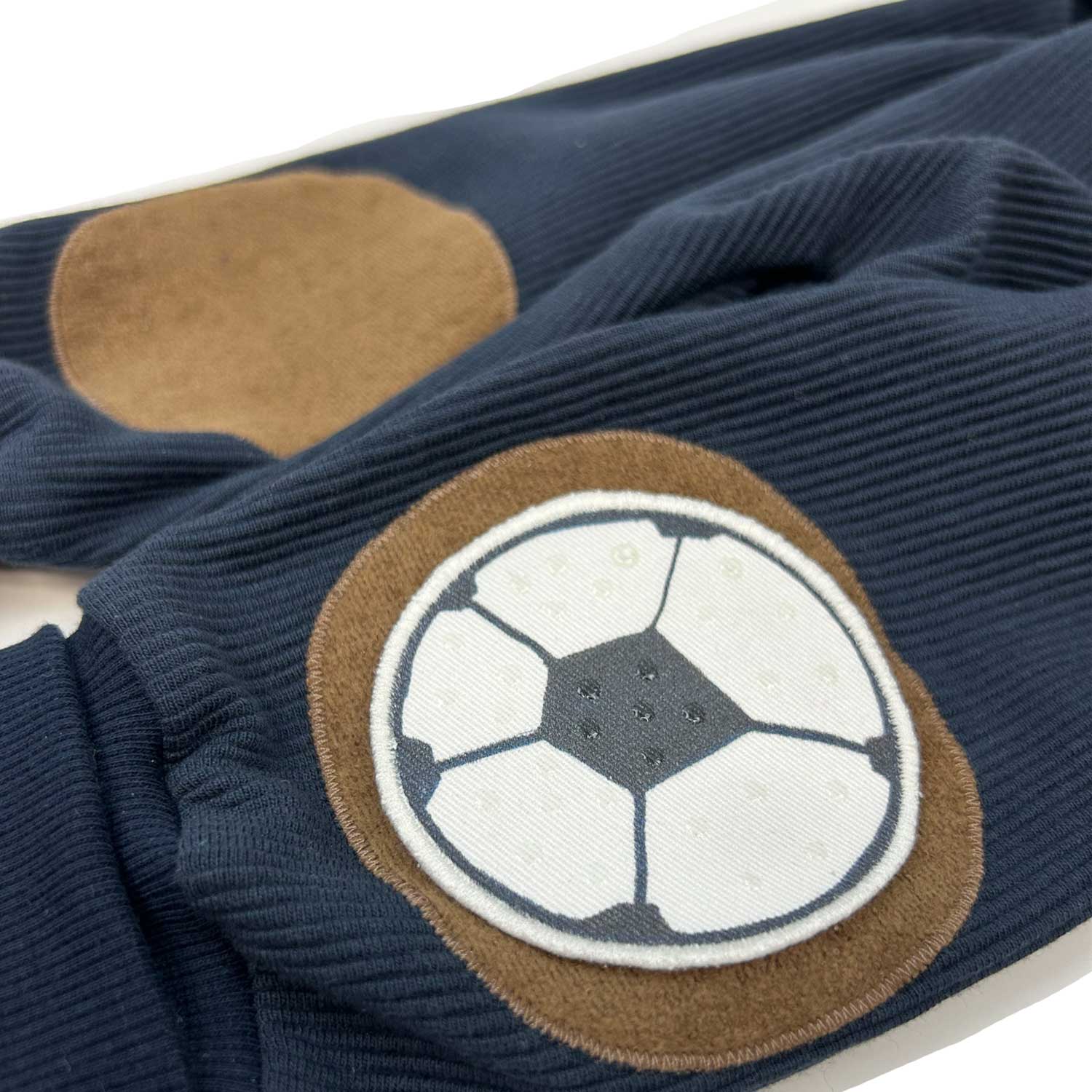Fußball Motiv für Krabbelhosen perfekt um das Knie eines Babys zu schonen 