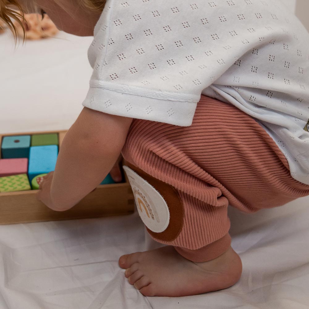 Krabbelhose mit Knieschutz – ideal zum Krabbeln & Gehen lernen, schützt auf glatten Böden & ersetzt die Krabbelmatte