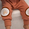 Krabbelhose als Alternative zur Matte – mobil, flexibel & komfortabel mit austauschbaren Knieschonern in verschiedenen Motiven 